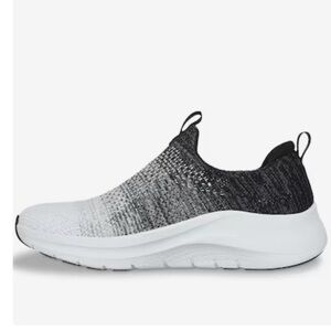 Skechers Women's Arch Fit 2.0 Slip-On Sneaker in Black/White Size 6.5